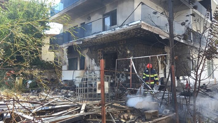o rulota a luat foc in mamaia nord incendiul s a extins la un apartament de bloc 68a32521750cf