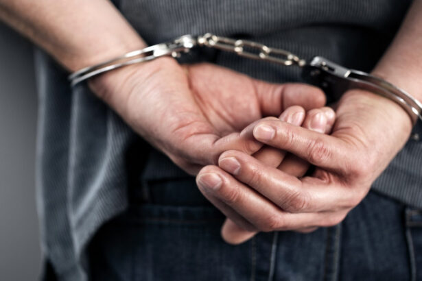 ordin de protectie dupa ce a batut cu pumnii si cu picioarele timp de 45 de minute in usa fostei sotii la venirea politistilor a devenit violent cu acestia 689d39bee8022