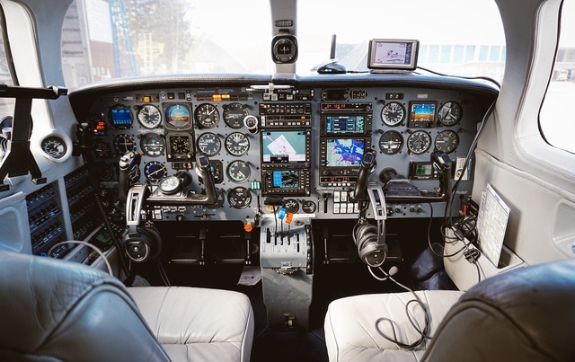 Panică într-un avion spre România: Geam lipit cu scotch 1 panica intr un avion spre romania geam lipit cu scotch foto 68b2e21cca659