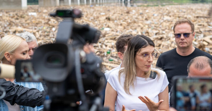 Peste 200 de persoane intervin la Borca și Fărcașa, după inundații. Diana Buzoianu: „La Neamț este o bombă cu ceas” 1 peste 200 de persoane intervin la borca si farcasa dupa inundatii diana buzoianu la neamt e o bomba cu ceas 688cc4b32733f