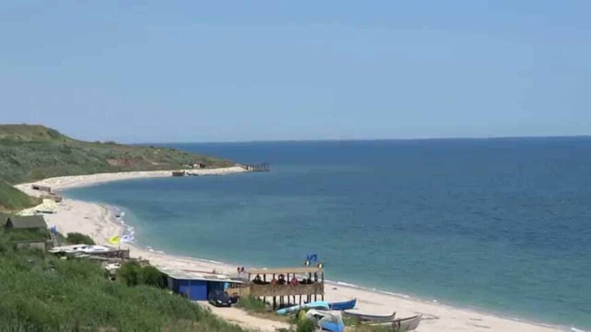 Prefectura Constanța confirmă informația cunoscută în toată România: pe plaja din Tuzla există construcții ilegale, inclusiv una aparținând fiului subprefectului Constanței. 1 prefectura constanta confirma ceea ce stia toata romania pe plaja din tuzla sunt constructii ilegale printre ele cea a fiului subprefectului constantei 68a31a94dc830