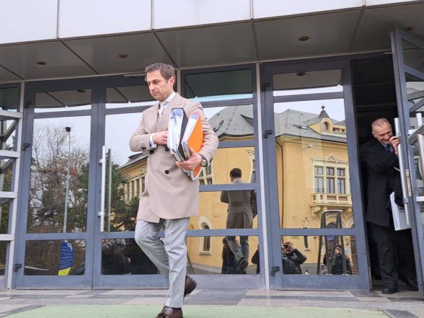 Procurorii DNA contestă plasarea lui Cristian Radu sub control judiciar, obligând primarul să poarte brățară de monitorizare. 1 procurorii dna au contestat plasarea lui cristian radu sub control judiciar primarul trebuie sa poarte bratara de monitorizare 68a82f3db13a1