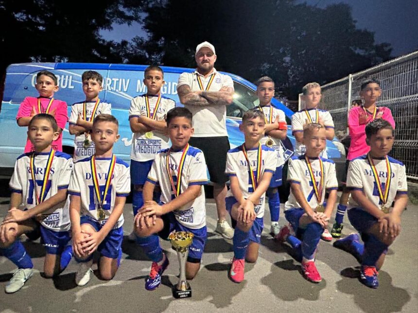 Puștii de la CS Medgidia au câștigat trofeul la „Cupa Micului Fotbalist” 1 pustii de la cs medgidia au cucerit trofeul la cupa micului fotbalist 689a001c6e5ba