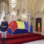 Românii își iau rămas bun de la primul președinte post-decembrist, Ion Iliescu, înmormântat cu onoruri militare. Zi de doliu național. 3 romanii isi iau ramas bun de la primul presedinte post decembrist ion iliescu inmormantat cu onoruri militare zi de doliu national 68944435e619f