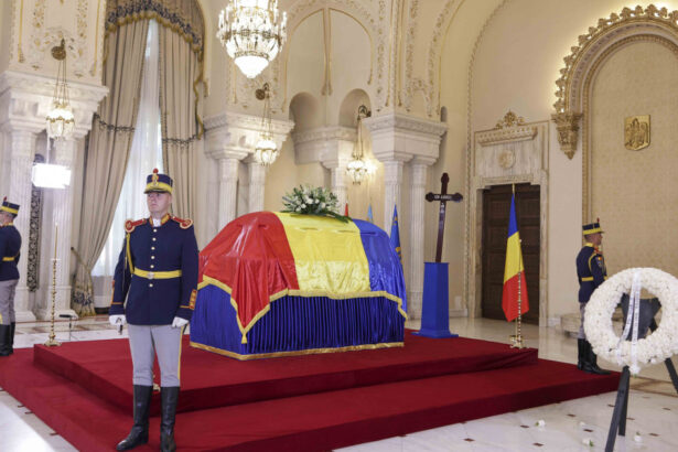 romanii isi iau ramas bun de la primul presedinte post decembrist ion iliescu inmormantat cu onoruri militare zi de doliu national 68944435e619f