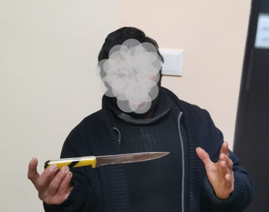A înjunghiat-o pe iubita sa în gât într-un acces de furie, apoi s-a automutilat, dar refuză să răspundă în fața legii. 1 si a injunghiat iubita in gat intr un acces de furie apoi s a automutilat dar nu este de acord sa raspunda in fata legii 689534ba5c928