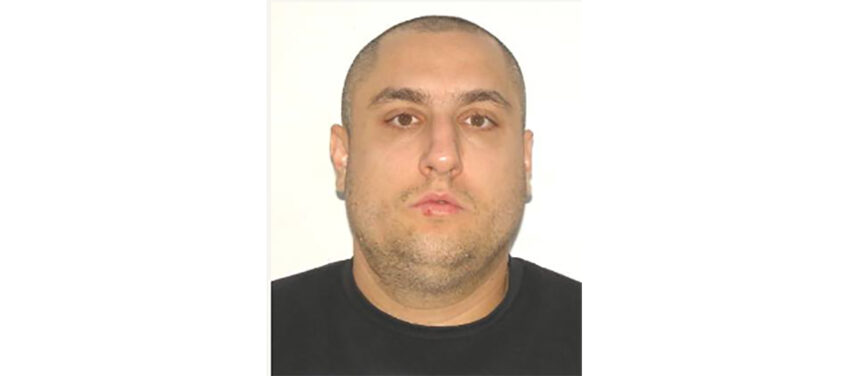 Smardoiul care a atacat un polițist cu sabia și a fugit din țară a fost prins de autorități: Va sta 12 ani după gratii. 1 smardoiul care a atacat cu sabia un politist si a fugit din tara a fost prins de autoritati va sta 12 ani dupa gratii 68a801c8e28ed