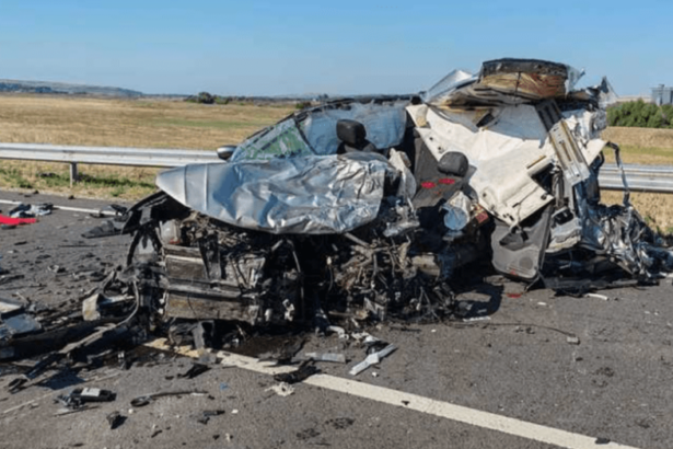 socant un barbat a murit strivit dupa ce masina pe care o conducea a intrat sub un tir 688f49a467393
