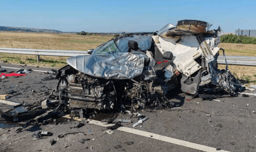Un bărbat a decedat după ce vehiculul pe care îl conducea a fost strivit de un TIR. 1 socant un barbat a murit strivit dupa ce masina pe care o conducea a intrat sub un tir 688f49a467393