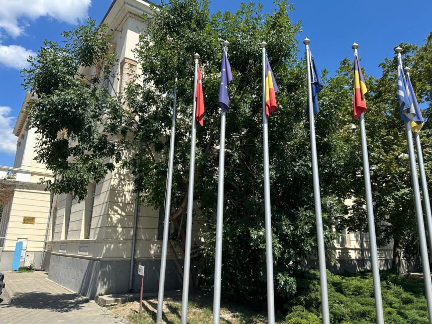Steagul Rusiei, arborat de Primăria Tulcea, a fost înlăturat la solicitarea Ministrului Afacerilor Externe. 1 steagul rusiei arborat de primaria tulcea a fost dat jos ministrul afacerilor externe solicitase inlaturarea imediata a drapelului 688ca31c22b98