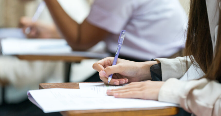 Subiecte BAC, sesiunea de toamnă 2025: Elevii susțin astăzi proba scrisă la limba și literatura română. 1 subiecte bac sesiunea de toamna 2025 elevii sustin astazi proba scrisa la limba si literatura romana 68998330616fe