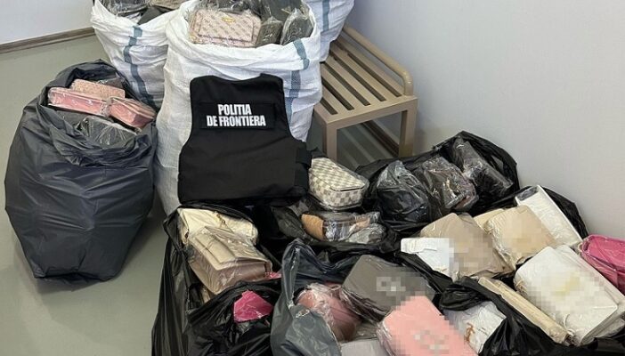 Sute de genți suspectate a fi contrafăcute, confiscate de polițiștii de frontieră la Mangalia 1 sute de genti susceptibile a fi contrafacute confiscate de politistii de frontiera la mangalia 689db5422cad6