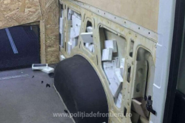 telefoane de 700 000 lei ascunse in peretii unui microbuz din ucraina captura politiei de frontiera la vicovu de sus 68ac4c960c975