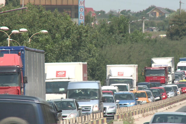 trafic aglomerat pe dn 39 catre si dinspre vama veche circulatia este ingreunata din cauza unui accident intre un autocar si 4 masini 688f1a5b17076