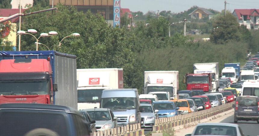 trafic aglomerat pe dn 39 catre si dinspre vama veche circulatia este ingreunata din cauza unui accident intre un autocar si 4 masini 688f1a5b17076