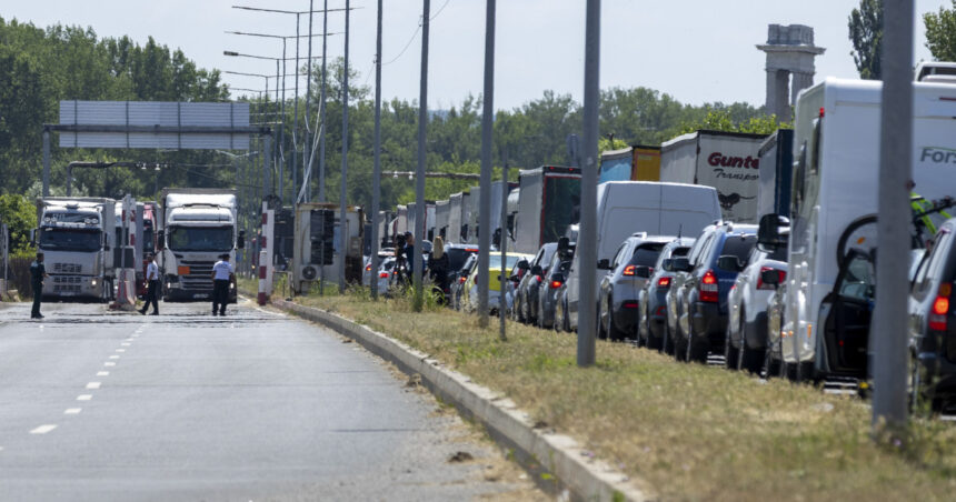 Trafic intens pe Podul Prieteniei de la Giurgiu. Rute alternative pentru șoferii români care călătoresc în Bulgaria pentru a evita aglomerația 1 trafic intens pe podul prieteniei de la giurgiu ce rute alternative au soferii romani care merg in bulgaria pentru a evita aglomeratia 689080ec2f4e5