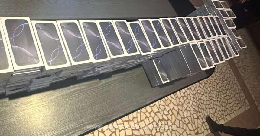 Transport de aproape 500 de telefoane mobile contrafăcute descoperit la Nădlac și valoarea estimată a acestora 1 transport de aproape 500 de telefoane mobile contrafacute descoperit la nadlac la cat s ar ridica valoarea lor 689c68faa5e3e