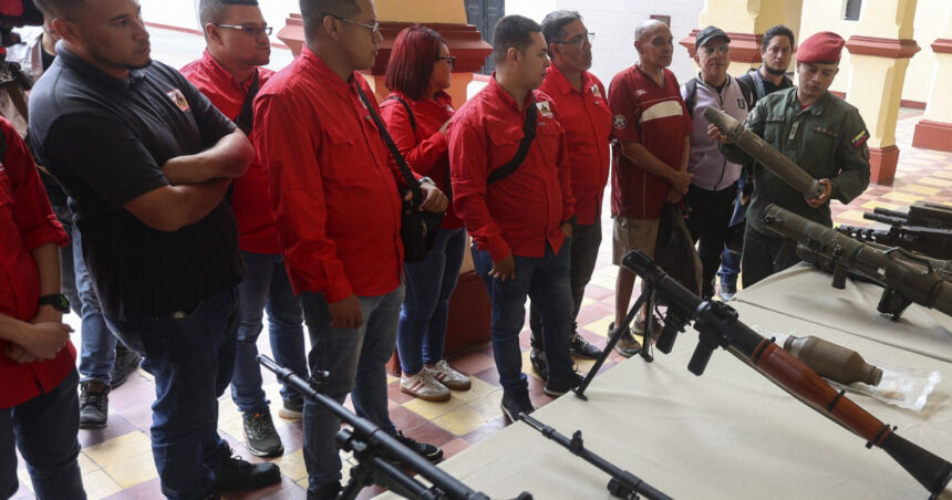 Trei distrugătoare americane se află în apropierea coastelor Venezuelei, în timp ce Maduro mobilizează o miliție de 4,5 milioane de persoane. 1 trei distrugatoare americane se deplaseaza in largul coastelor venezuelei maduro mobilizeaza o militie de 45 milioane de persoane 68ab334eb325b