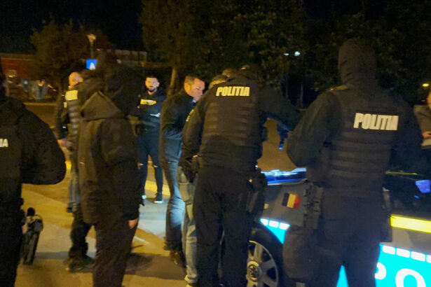 trupele speciale au intrat peste barbatul banuit ca si a omorat fiul vitreg si s a baricadat in casa impreuna cu propriul fiu 68b1fa22a1eca