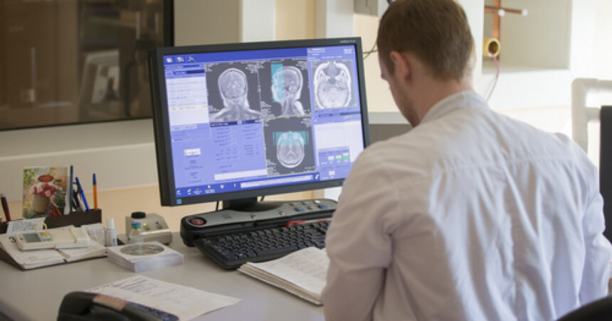 Tumoră cerebrală înlăturată complet după administrarea unui medicament revoluționar; bărbatul de 43 de ani a fost declarat sănătos. 1 tumora cerebrala inlaturata complet dupa administrarea unui medicament revolutionar barbatul de 43 de ani a fost declarat sanatos 688f3ab19fe72
