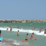 turist scos cu forta din apa si incatusat de jandarmi in statiunea venus pe litoral sunt valuri mari si e arborat steagul rosu 68a85b9225495