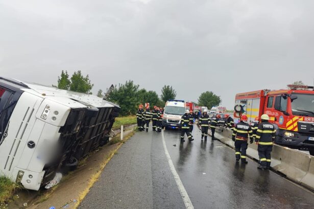 un autocar in care se aflau 30 de persoane s a rasturnat a fost activat planul rosu de interventie 68b45dd78666a