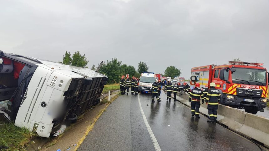 un autocar in care se aflau 30 de persoane s a rasturnat a fost activat planul rosu de interventie 68b45dd78666a