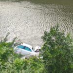 un autoturism a plonjat in raul olt conducatorul auto un cetatean turc s a autoevacuat 6891bed54d399