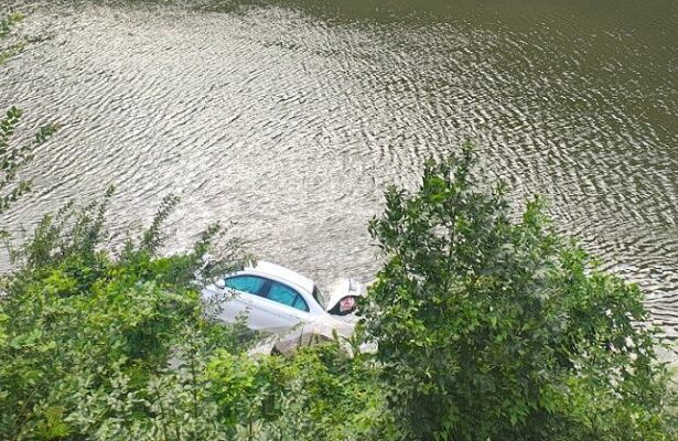 un autoturism a plonjat in raul olt conducatorul auto un cetatean turc s a autoevacuat 6891bed54d399