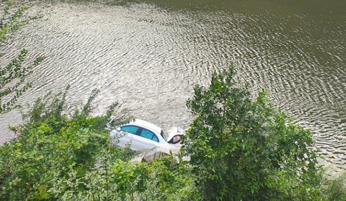 un autoturism a plonjat in raul olt conducatorul auto un cetatean turc s a autoevacuat 6891bed54d399