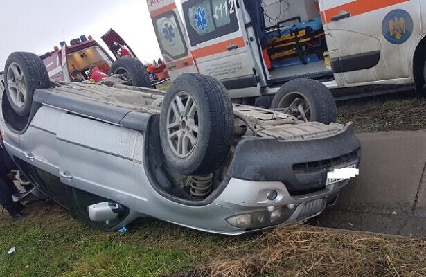 un autoturism in care se aflau 4 persoane s a rasturnat pe dn22a in apropiere de sibioara 68a18d5db02ec