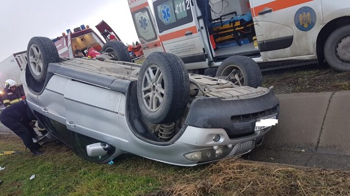 un autoturism in care se aflau 4 persoane s a rasturnat pe dn22a in apropiere de sibioara 68a18d5db02ec