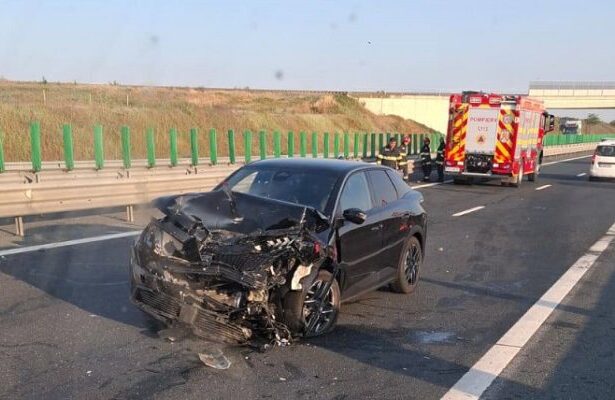 un autoturism s a izbit de parapete pe autostrada soarelui la iesire din cernavoda 68ac1d00b5116