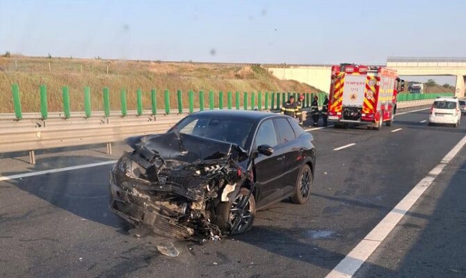 un autoturism s a izbit de parapete pe autostrada soarelui la iesire din cernavoda 68ac1d00b5116