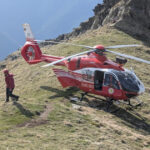 un barbat care a scapat cu viata dupa ce a cazut 100 de metri intr o prapastie in zona varfului moldoveanu recuperat cu elicopterul 6897775a77a7f