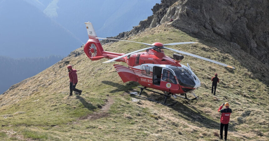 un barbat care a scapat cu viata dupa ce a cazut 100 de metri intr o prapastie in zona varfului moldoveanu recuperat cu elicopterul 6897775a77a7f