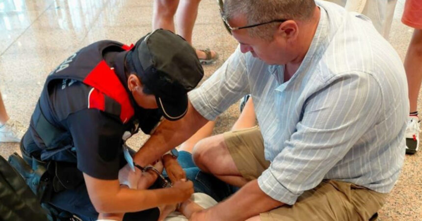 un jandarm roman aflat in concediu a ajutat la prinderea unor fugari in aeroportul el prat din barcelona 68937f586e0c9