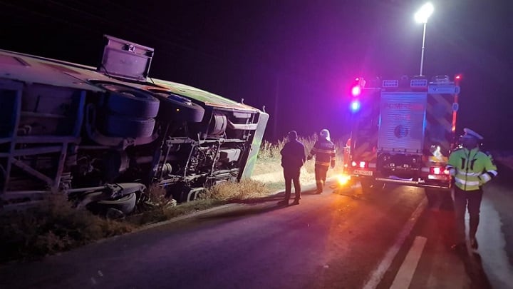 Un TIR s-a răsturnat pe traseul dintre Constanța și Tulcea 1 un tir s a rasturnat intre constanta si tulcea 68aeae455f198