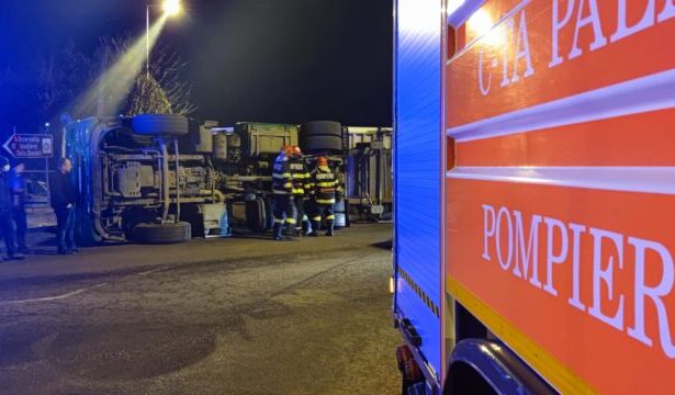 un tir s a rasturnat pe dj223 intre dunarea si seimenii mari 68af653e685fb