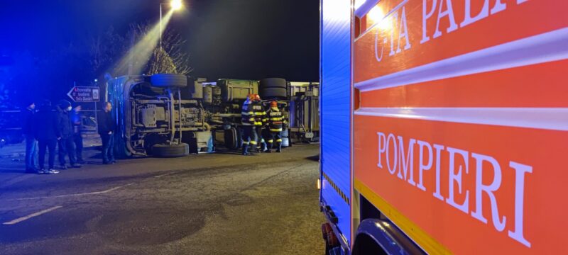 un tir s a rasturnat pe dj223 intre dunarea si seimenii mari 68af653e685fb