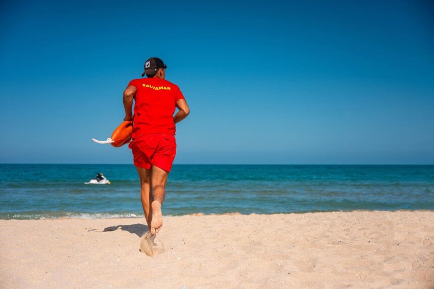venus turist incatusat dupa ce a intrat in mare ignorand steagul rosu iata ce amenda a primit 68a8529e1ec36
