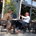 vestitul vinteanu se relaxeaza la o cafea 689f393d62fb3