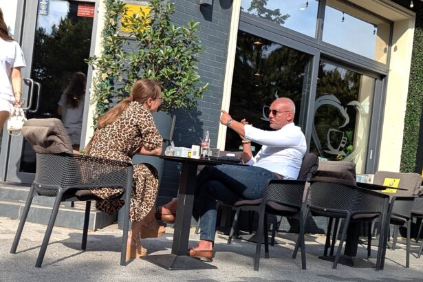 vestitul vinteanu se relaxeaza la o cafea 689f393d62fb3