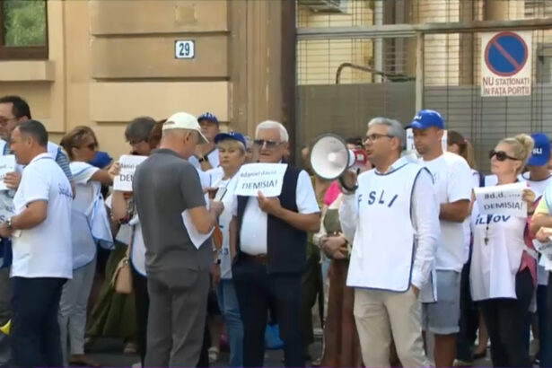 video a treia zi de proteste in fata ministerului educatiei profesorii ameninta ca nu incep scoala bac ul de toamna in pericol 688c88e8431fe