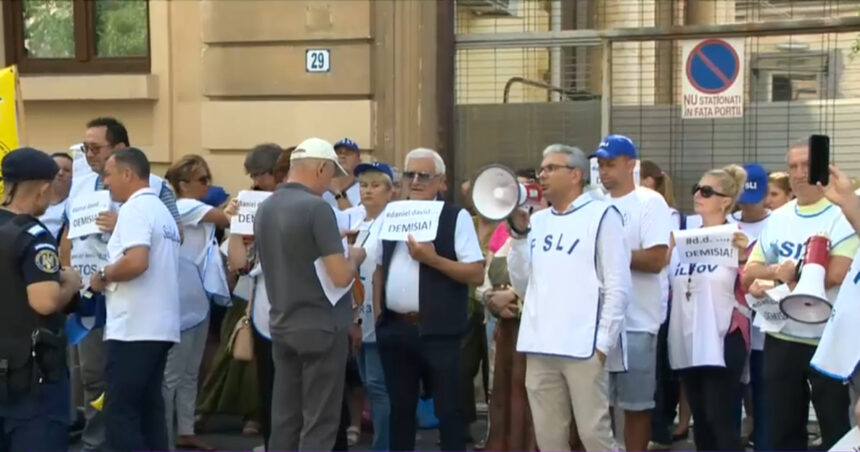 A treia zi de proteste în fața Ministerului Educației: profesorii amenință că nu încep școala. BAC-ul de toamnă, în pericol. 1 video a treia zi de proteste in fata ministerului educatiei profesorii ameninta ca nu incep scoala bac ul de toamna in pericol 688c88e8431fe