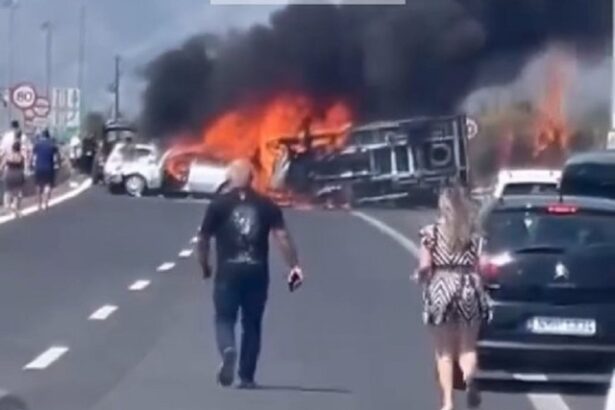 video accident grav pe o autostrada din grecia doua masini au loc foc dupa ce a intrat un camion in ele trei persoane au murit 68a31a9f5979a