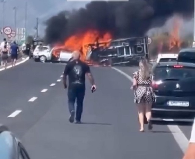 video accident grav pe o autostrada din grecia doua masini au luat foc 68a31e77ba1e3