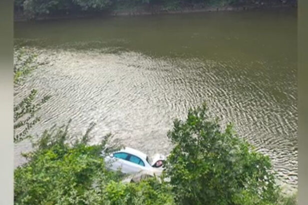 video accident pe valea oltului o masina a cazut in raul olt traficul rutier restrictionat pe dn7 6891b9d1b9e3d
