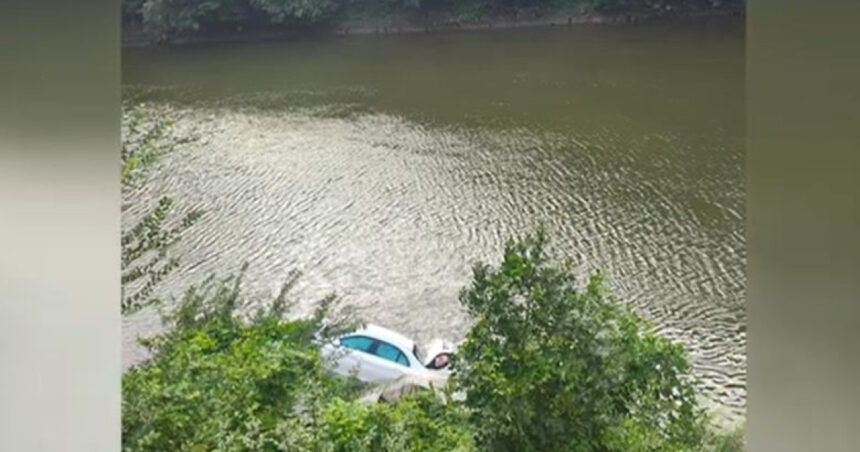 video accident pe valea oltului o masina a cazut in raul olt traficul rutier restrictionat pe dn7 6891b9d1b9e3d