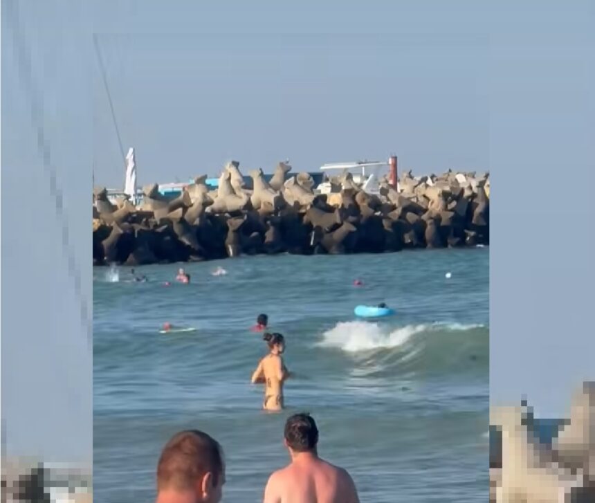 video alerta pe plaja din eforie nord un copil dus de valuri in larg a fost recuperat de salvamari 68b3e9d2e89df